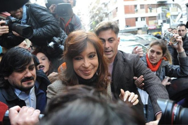 Tarifazos y allanamiento: la ironía de Cristina Kirchner por la tapa de un diario