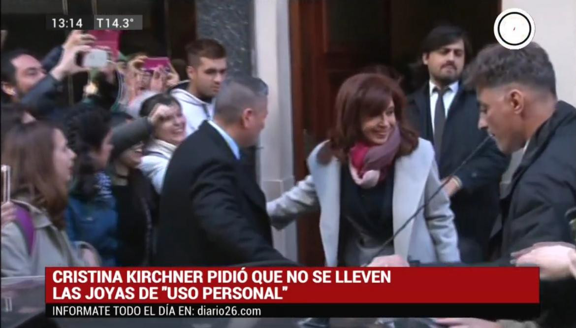 Cristina Kirchner salida de departamento de Recoleta hacia Senado