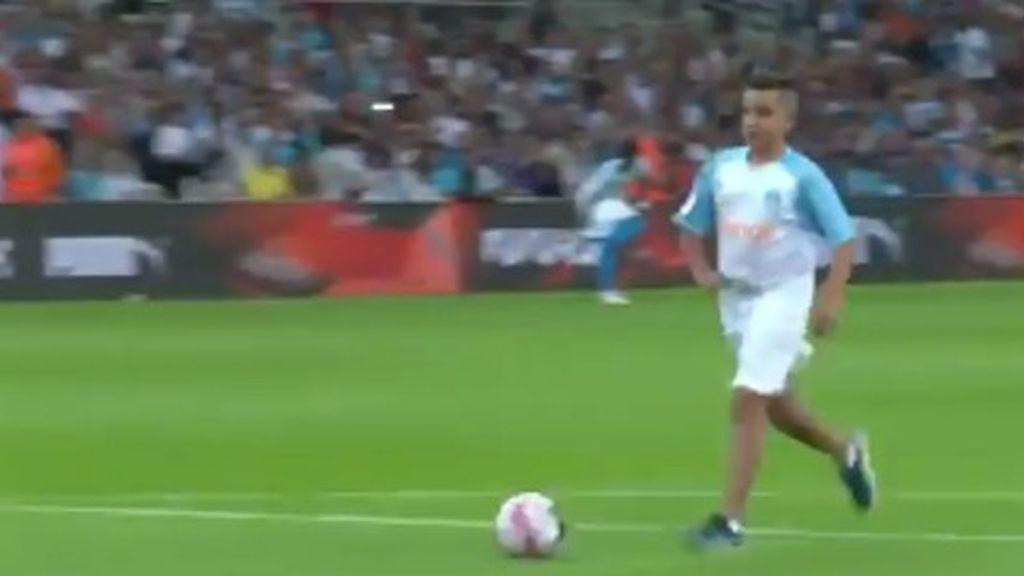 Niño hace un gol en pleno partido de Liga de Francia