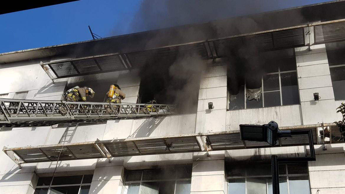 Voraz incendio en empresa de telefonía en Quilmes (Foto: Twitter)