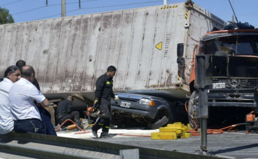 Rescate dramático de madre e hija que quedaron atrapadas en auto tras vuelco de camión en Rosario