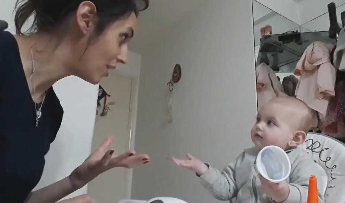 Desopilante charla entre una beba y su mamá - Video viral