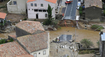 Fuertes inundaciones en Francia dejan al menos 13 muertos