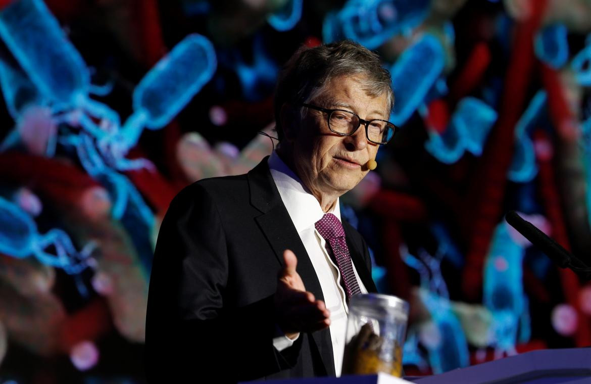 Bill Gates y tarro con excremento (Reuters)