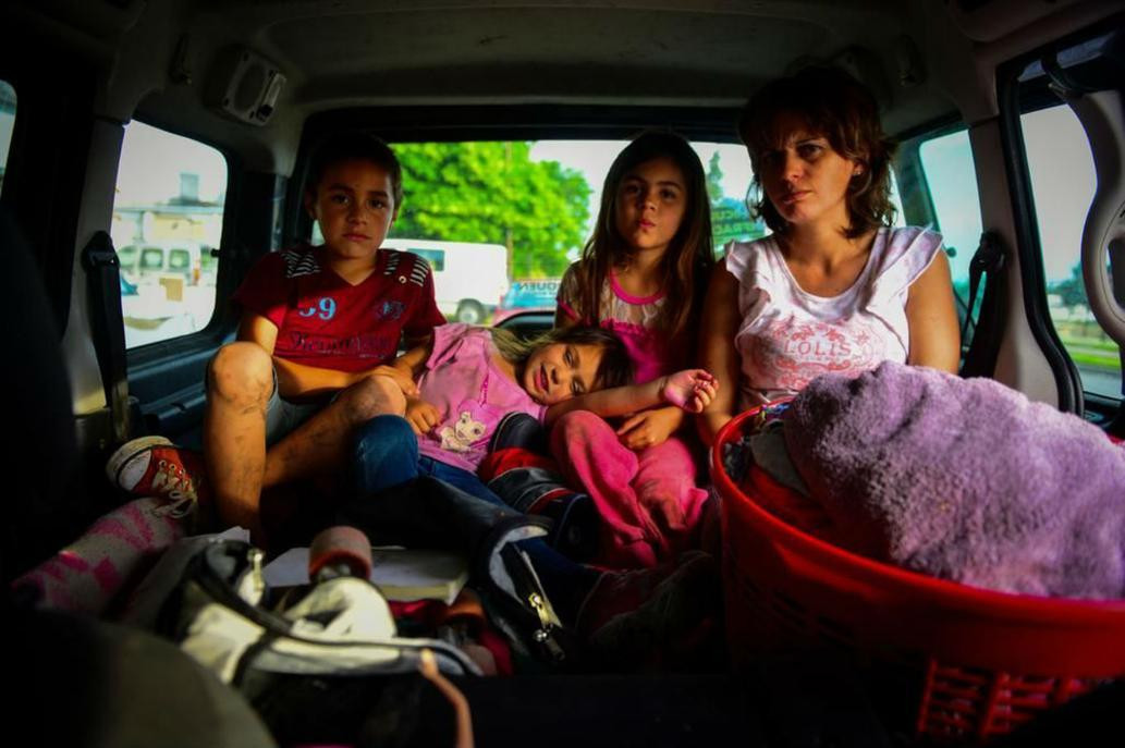 Madre y sus cinco hijos viven en una camioneta luego de que le usurparan la casa