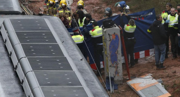 Descarriló un tren en Barcelona: al menos un muerto y decenas de heridos