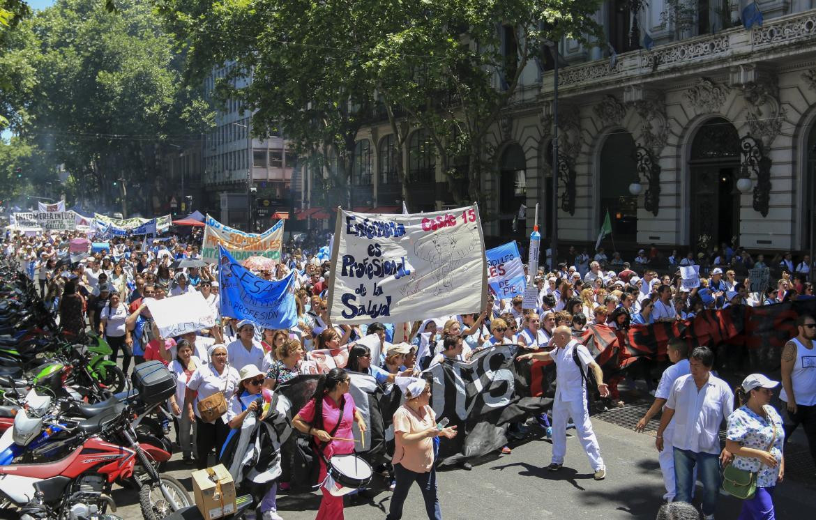 Enfermeros marchan contra la reforma laboral en salud en Plaza de Mayo, NA