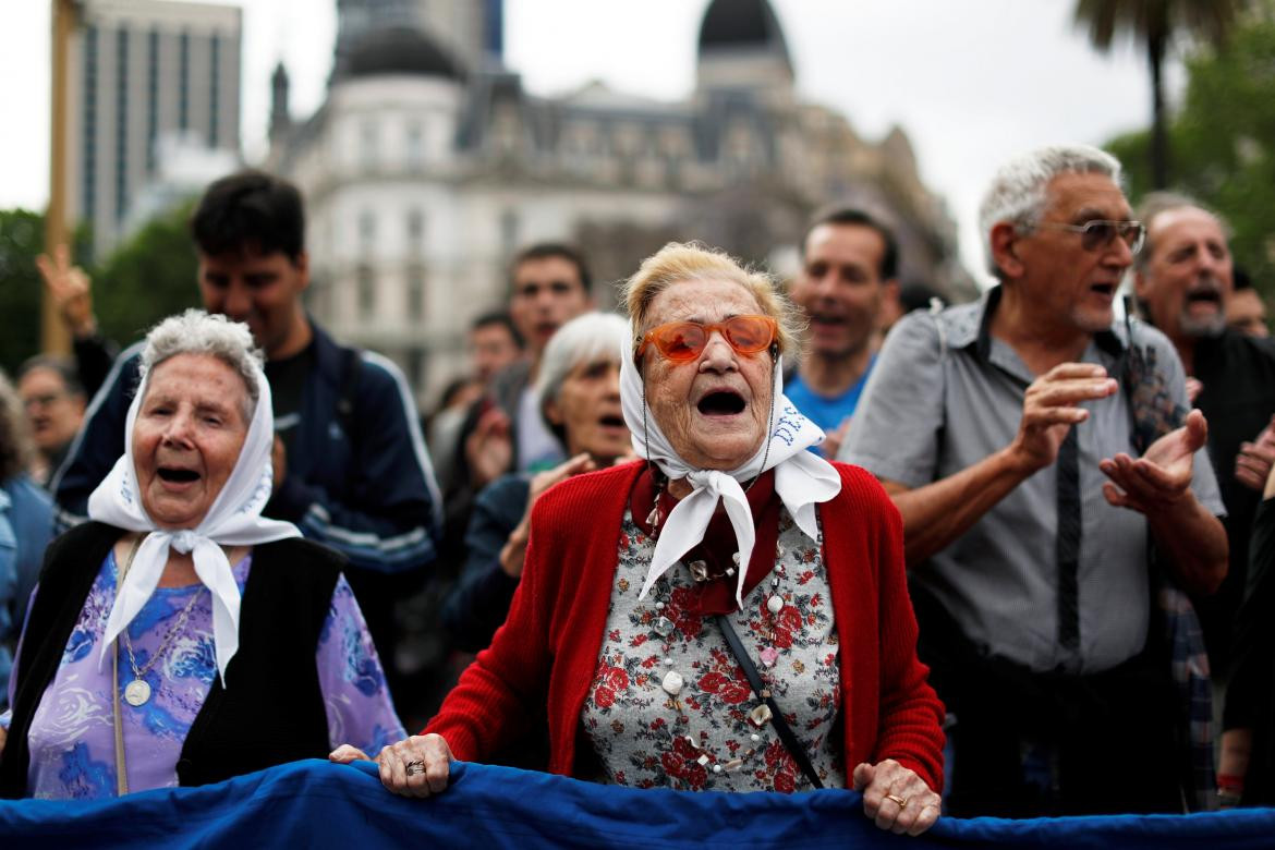 Protestas anti G20, Madres de Plaza de Mayo y organizaciones sociales frente al Congreso, Reuters