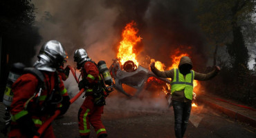 Francia en llamas en protesta de Chalecos Amarillos mientras Macron está en G20 Argentina