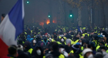 Macron suspendió suba de combustibles para calmar protesta de “Chalecos amarillos”