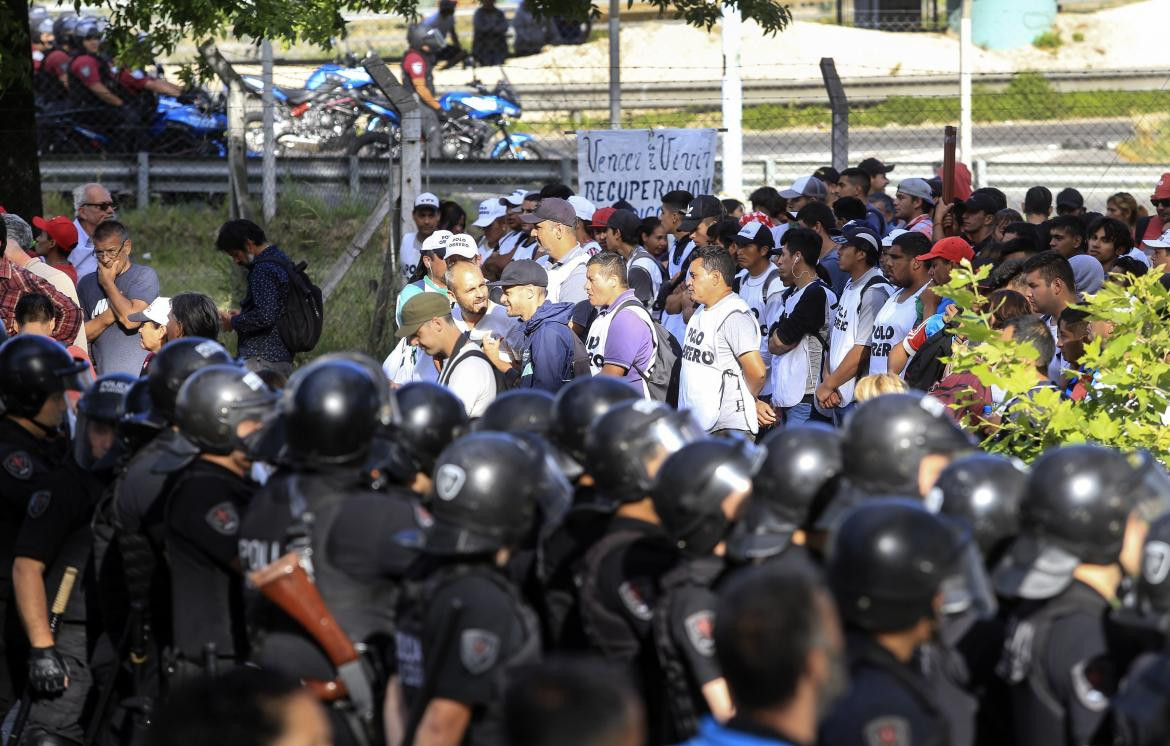 Tensión en Constitución, marcha de manifestantes a la 9 de Julio, NA
