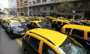Protesta de taxistas contra ley de reemplazo de taxímetros por tablets