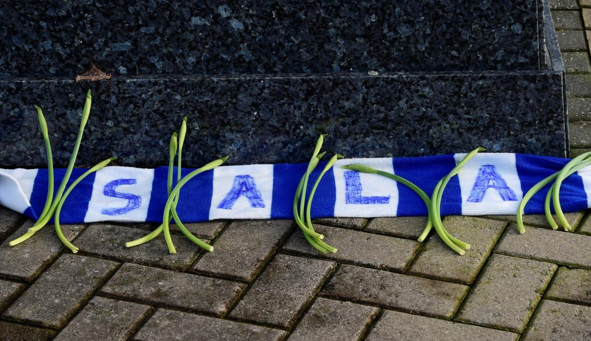 Mensajes de apoyo en Cardiff para Emiliano Sala (Reuters)