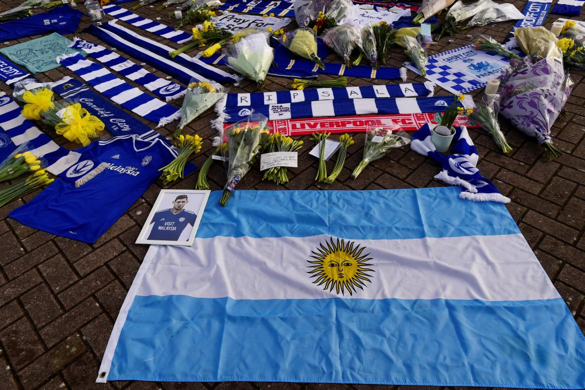 Mensajes de apoyo para Emiliano Sala en Cardiff (Reuters)