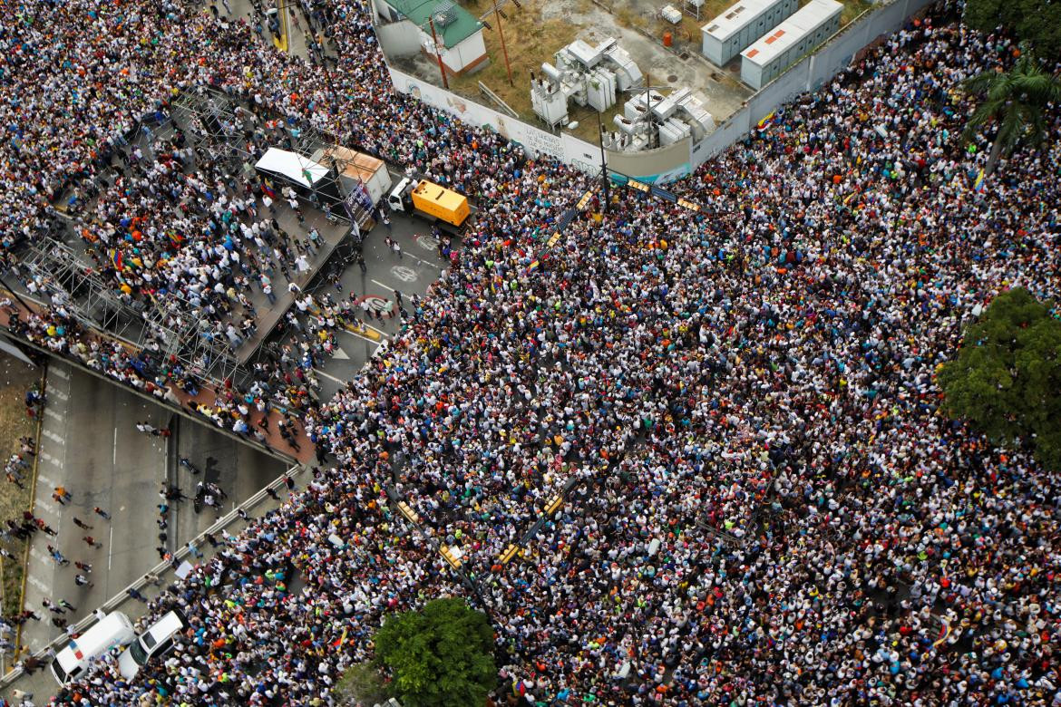 Crisis en Venezuela, incidentes y represión en protesta contra Maduro, Reuters