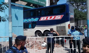 En el ingreso al estadio de Belgrano, micro de Unión chocó y tiró una pared