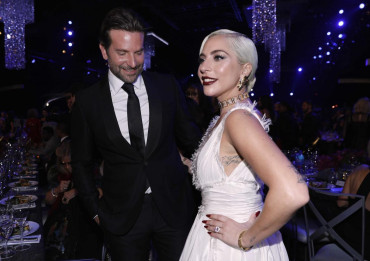 Bradley Cooper sorprendió a Lady Gaga en pleno concierto y cantaron juntos 