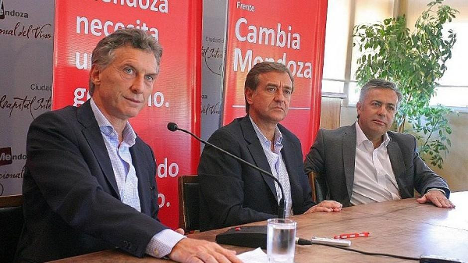 Mauricio Macri con Rodolfo Suárez y Alfredo Cornejo
