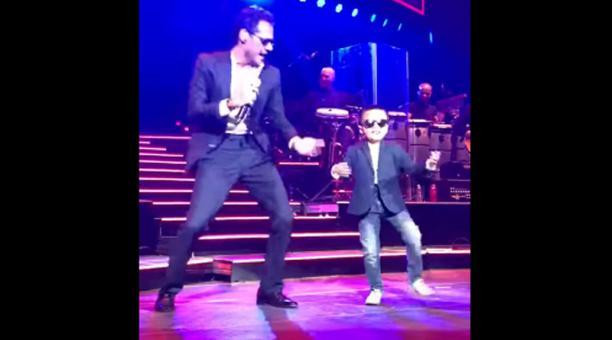 Marc Anthony y su pequeño imitador en escenario