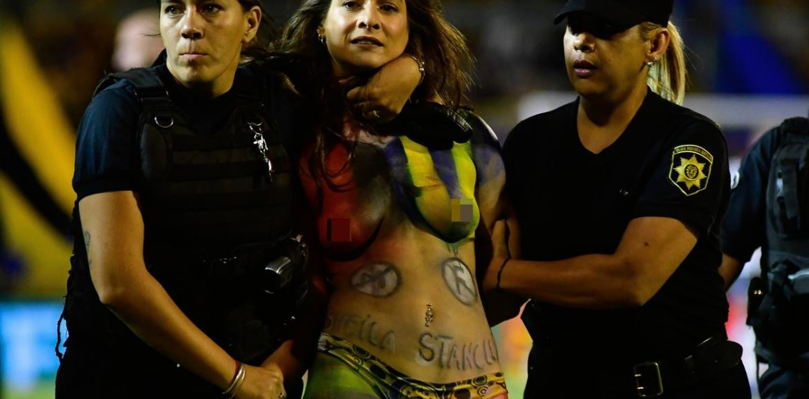 Topless de joven en partido de Rosario Central - River contra la violencia