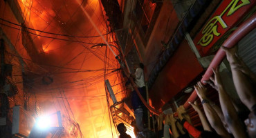 Tragedia en Bangladesh: al menos 70 muertos por incendio tras violenta explosión