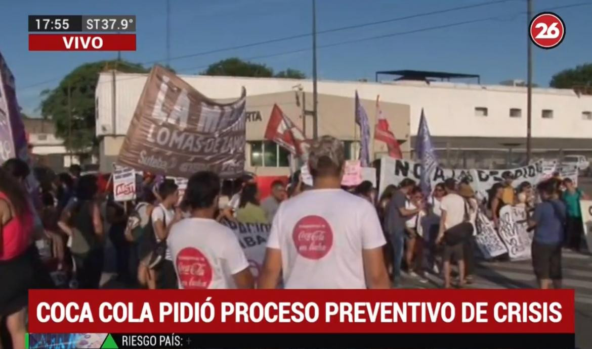 Trabajadores de Coca Cola realizan protesta frente a la planta de Pompeya