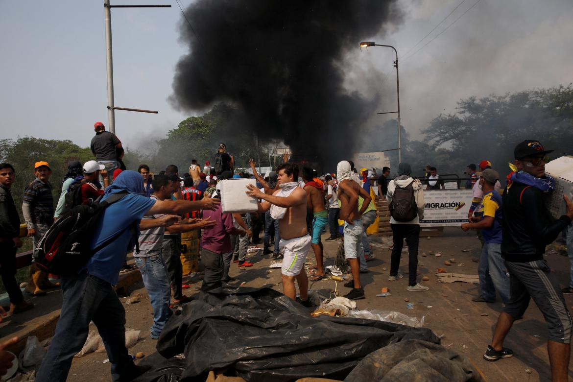 Incidentes y represión en la frontera de Venezuela por la ayuda humanitaria (Reuters)