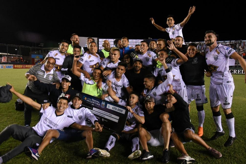 Festejo de Estudiantes (BA) tras eliminar a Tigre de la Copa Argentina