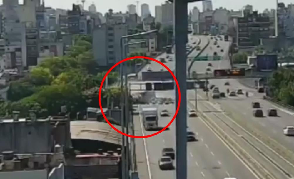 Choque de camiones en Autopista 25 de Mayo, accidente de tránsito, video de cámara de seguridad