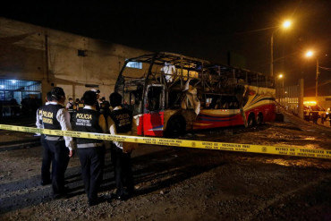Lima: al menos 20 muertos en incendio de micro en terminal de pasajeros 