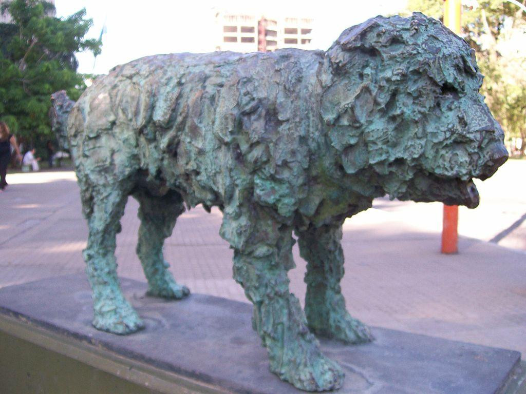 Escultura del perro Fernando, en una calle de Resistencia, Callejero de Alberto Cortez