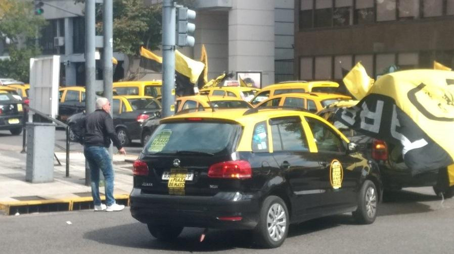 Protesta de taxistas en el Centro Porteño