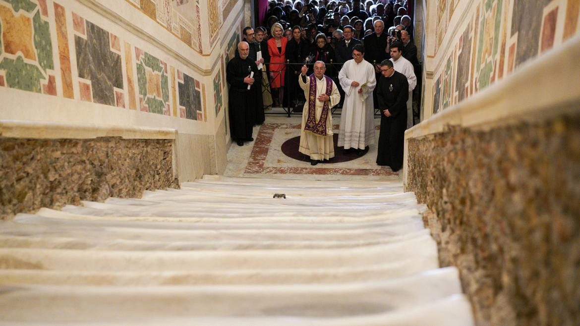Por primera vez el Vaticano mostró la escalera de mármol que subió Jesús para su juicio