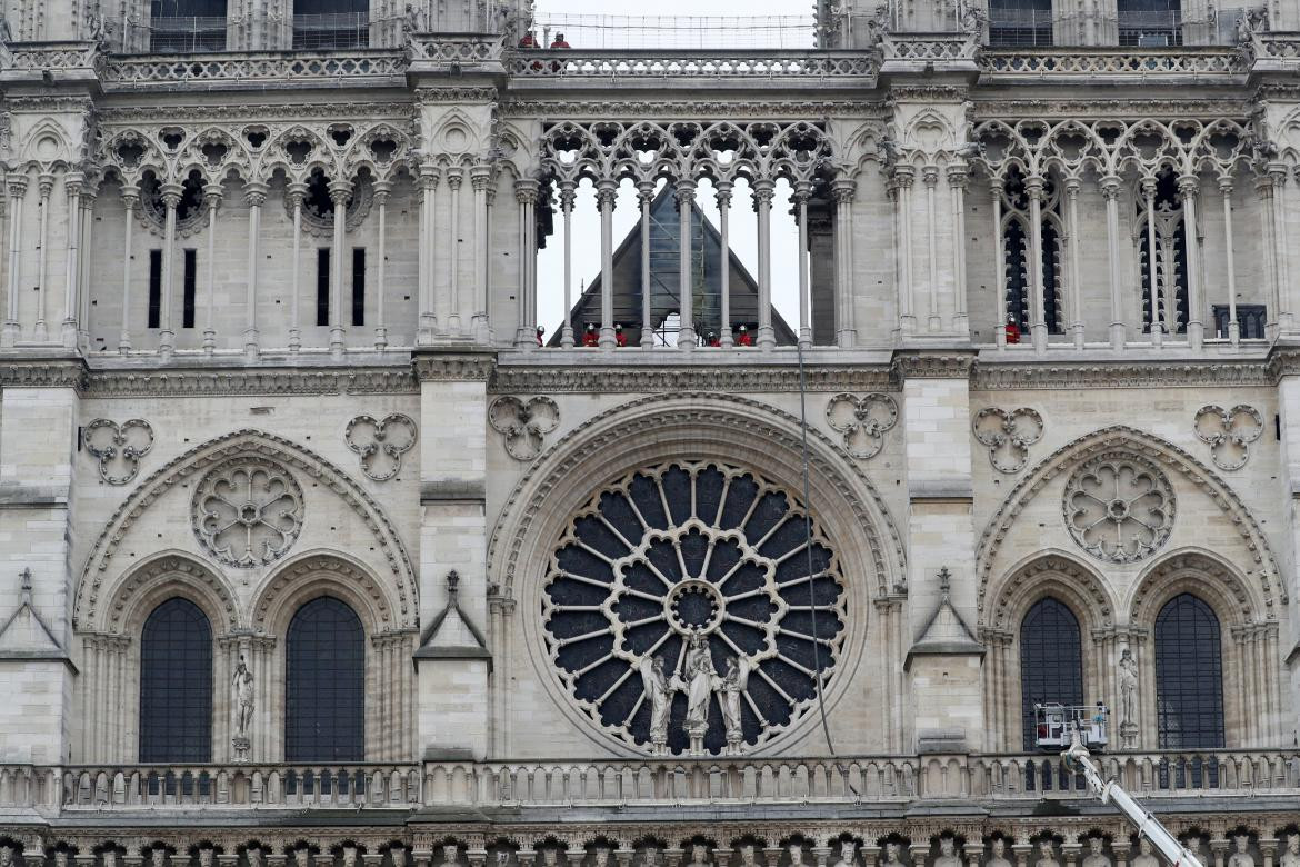 Fuego sofocado en Catedral de Notre Dame (Reuters)