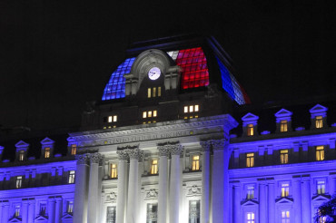 Tras el incendio de Notre Dame: Cúpula del CCK lleva los colores de la bandera de Francia
