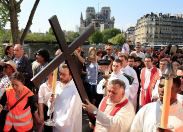 Emotivo Vía Crucis frente a la Catedral de Notre Dame en un Viernes Santo triste en París