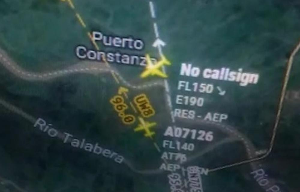 Dos aviones casi chocan en el aire y piloto insultó a controladora