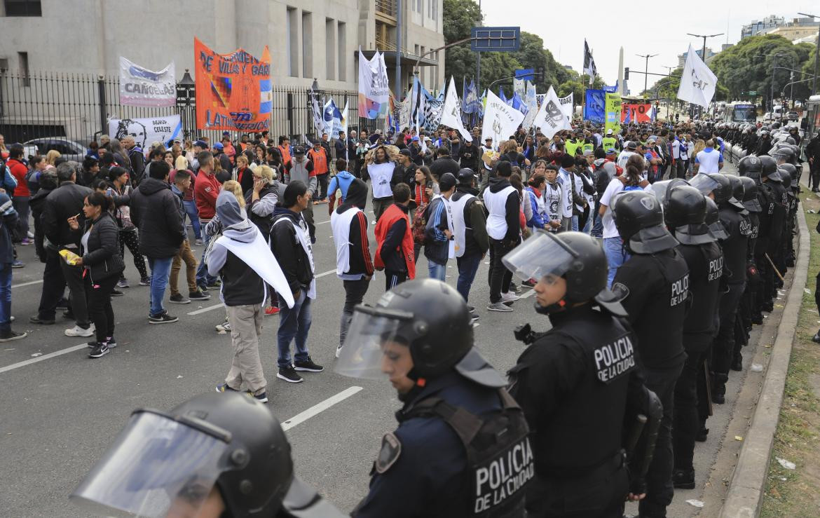Tensión entre policías y manifestantes frente a Ministerio de Desarrollo Social, NA