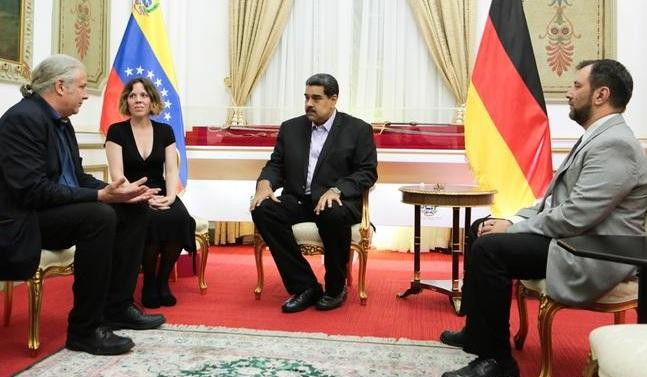 Nicolás Maduro con diputados de izquierda en el Bundestag alemán