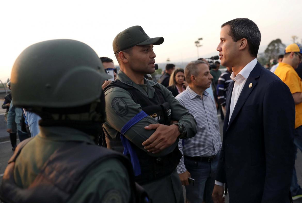 Tensión en Venezuela: militares anti Maduro liberaron a Leopoldo López, Juan Guaidó con militares, Reuters	