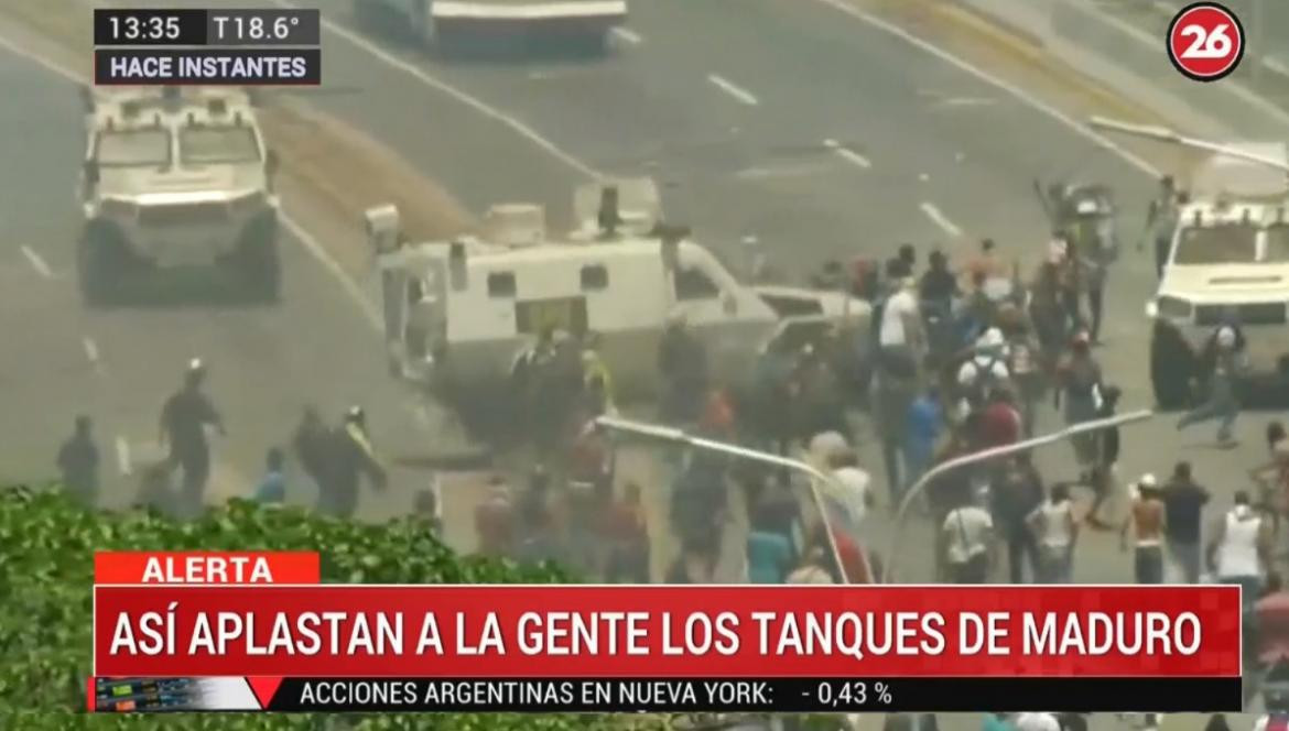 Así aplastan a la gente los tanques de Maduro, Canal 26	