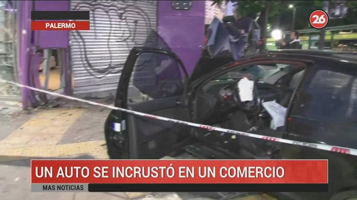 Un auto se incrustó en una colchonería en Palermo (Canal 26)