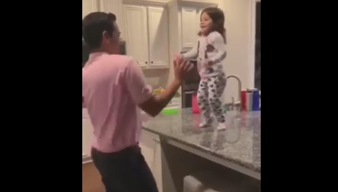 Nena baila con su papá y es furor en redes sociales	