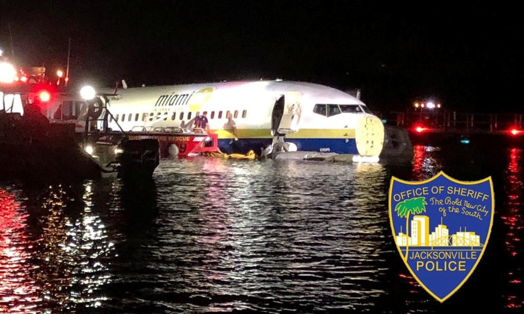 Avión con 136 pasajeros se despistó en Estados Unidos y cayó a un rio (Reuters)