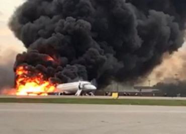 Tragedia aérea en Moscú: avión se incendió en aterrizaje, al menos 41 muertos