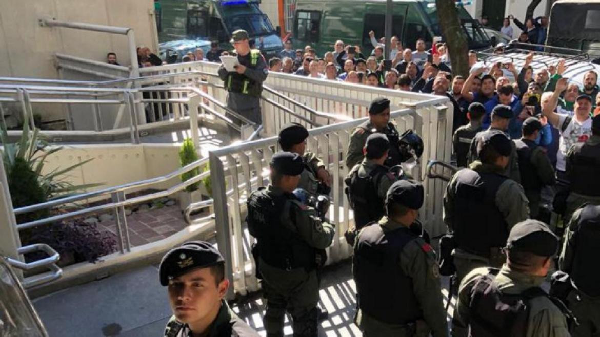 Gendarmes allanan gremio de Moyano por presunta asociación ilícita en Independiente