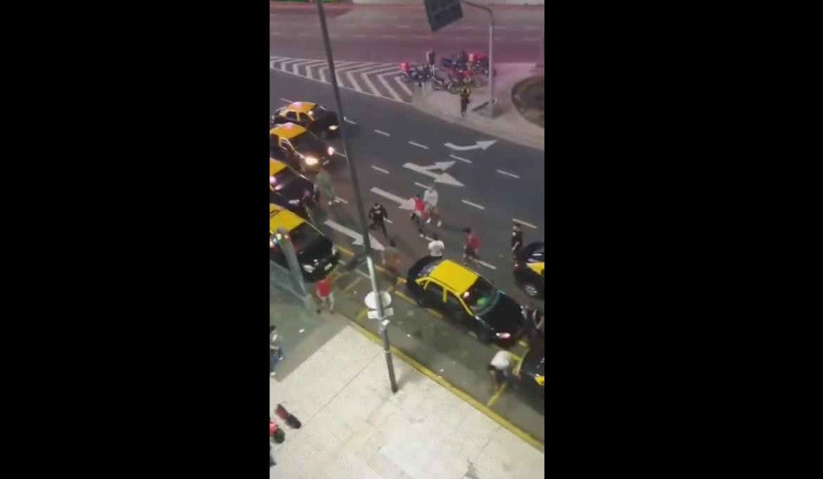 Taxistas vs. Uber: el video de una nueva batalla campal en el centro porteño