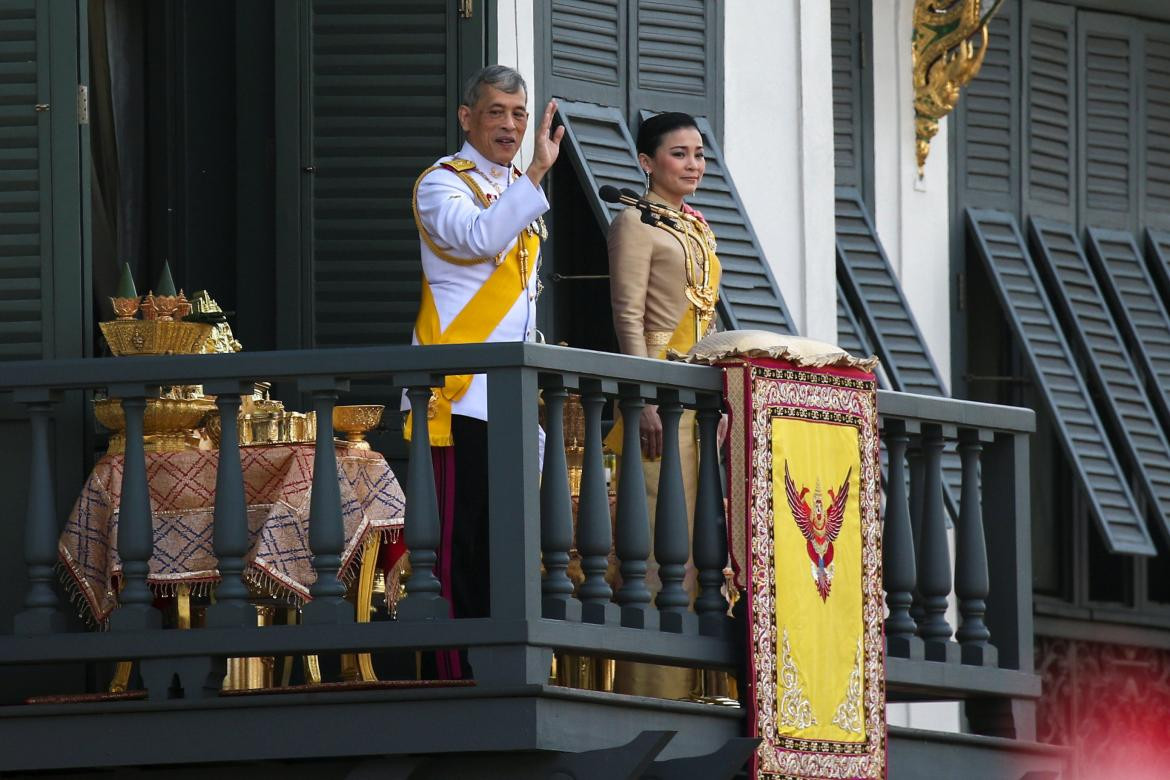 El recién coronado rey Maha Vajiralongkorn y la reina Suthida de Tailandia se ven en el balcón de Prasad Hall en Bangkok, Reuters