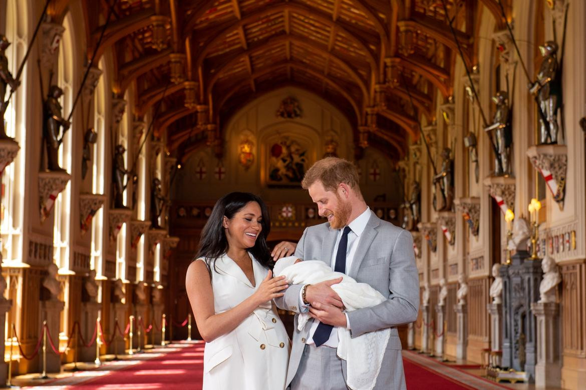 Meghan Markle y Príncipe Harry con su hijo - Reuters