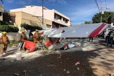 Costa Rica: pilotos argentinos salieron ilesos tras estrellarse en medio de una calle 